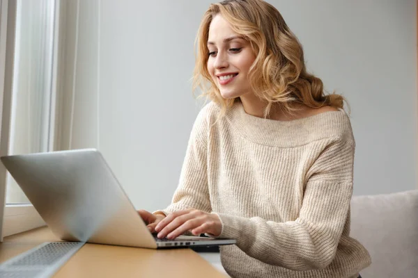 Image Cheerful Beautiful Optimistic Young Woman Indoors Home Using Laptop — Stock Photo, Image