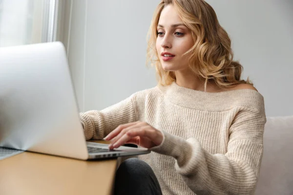 Image Pretty Serious Young Woman Indoors Home Using Laptop Computer — Stock Photo, Image