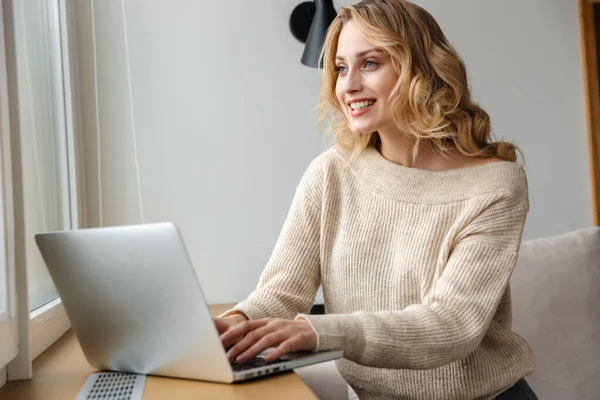 Imagen Una Joven Optimista Bastante Sonriente Interior Casa Usando Ordenador — Foto de Stock