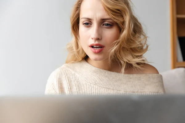 Imagem Uma Jovem Mulher Muito Séria Dentro Casa Usando Computador — Fotografia de Stock