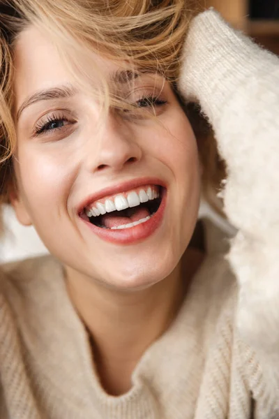 Image Une Jeune Femme Optimiste Souriante Heureuse Posant Intérieur Maison — Photo