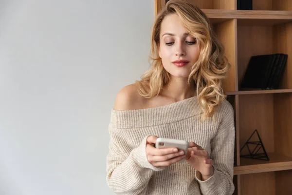 Image Concentrated Pretty Beautiful Young Woman Indoors Home Using Mobile — Stock Photo, Image