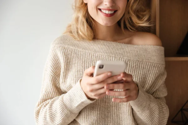 Imagen Recortada Una Joven Sonriente Dentro Casa Usando Teléfono Móvil — Foto de Stock