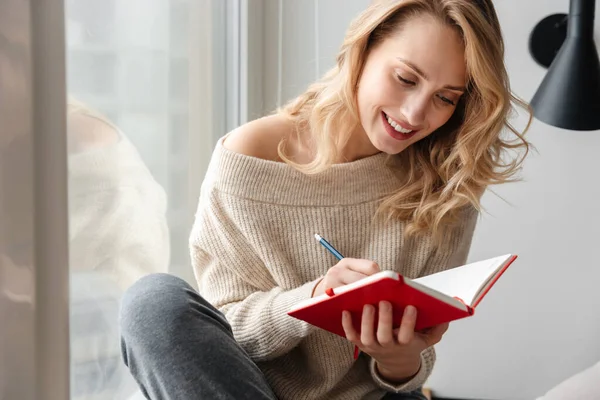 Foto Einer Glücklichen Optimistischen Jungen Frau Hause Die Notizen Ein — Stockfoto