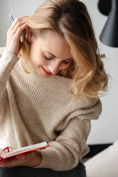 Foto Una Joven Feliz Optimista Interior Casa Escribiendo Notas Cuaderno — Foto de Stock