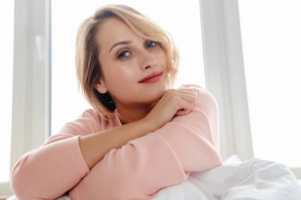 Imagen Una Hermosa Joven Optimista Positiva Posando Interior Casa Dormitorio — Foto de Stock