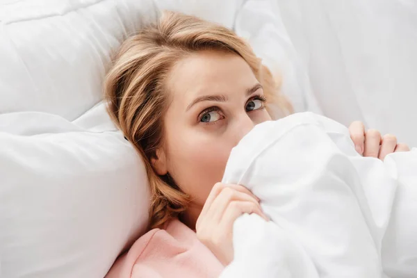 Bild Einer Hübschen Jungen Frau Hause Liegt Bett Und Versteckt — Stockfoto