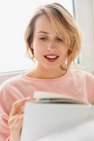 Imagen Una Joven Concentrada Interior Casa Yace Cama Bajo Libro — Foto de Stock