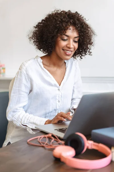 Glimlachende Jonge Afrikaanse Vrouw Met Behulp Van Laptop Tijdens Het — Stockfoto