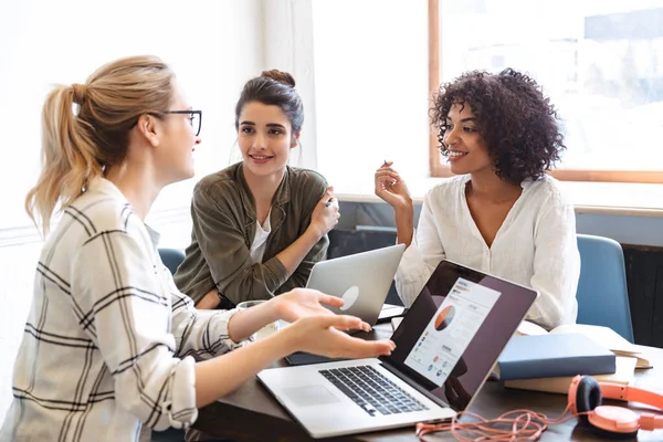 Groupe Jeunes Femmes Gaies Multiethniques Qui Étudient Ensemble Café — Photo