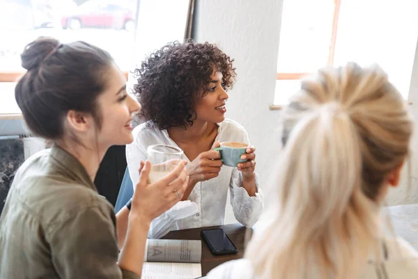 Grupp Multietniska Glada Unga Kvinnor Som Studerar Tillsammans Kaféet — Stockfoto
