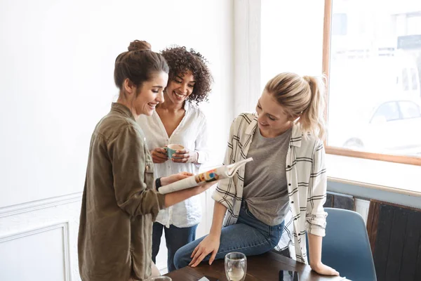 Grupp Multietniska Glada Unga Kvinnor Som Studerar Tillsammans Kaféet — Stockfoto