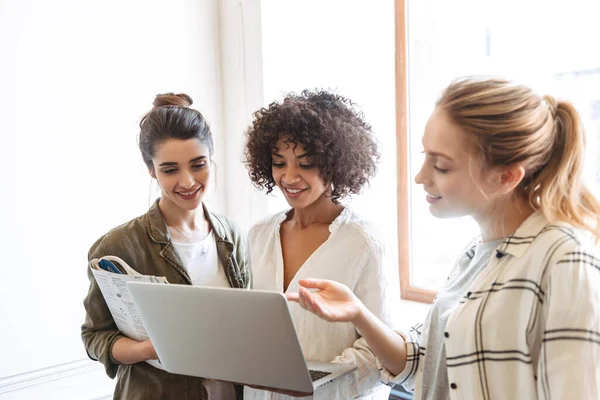 Groupe Jeunes Femmes Gaies Multiethniques Qui Étudient Ensemble Café — Photo