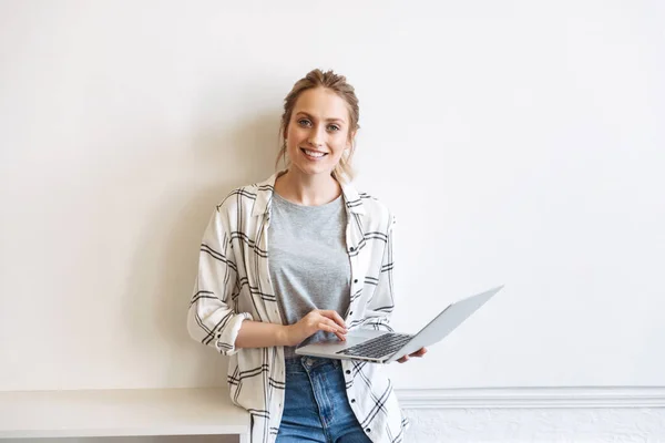 Estudiante Joven Encantadora Estudiante Con Computadora Portátil Café Interior — Foto de Stock