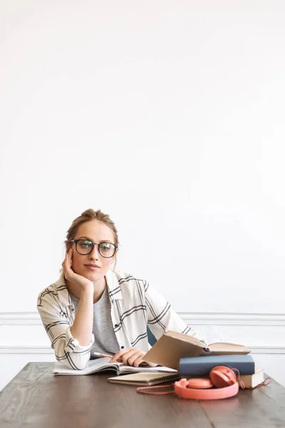 Jolie Jeune Fille Étudiante Faisant Ses Devoirs Café Intérieur Lisant — Photo