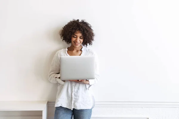 Sorridente Giovane Donna Africana Piedi Muro Bianco All Interno Utilizzando — Foto Stock