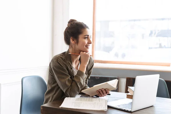 Immagine Una Bella Giovane Donna Concentrata Felice Che Usa Computer — Foto Stock