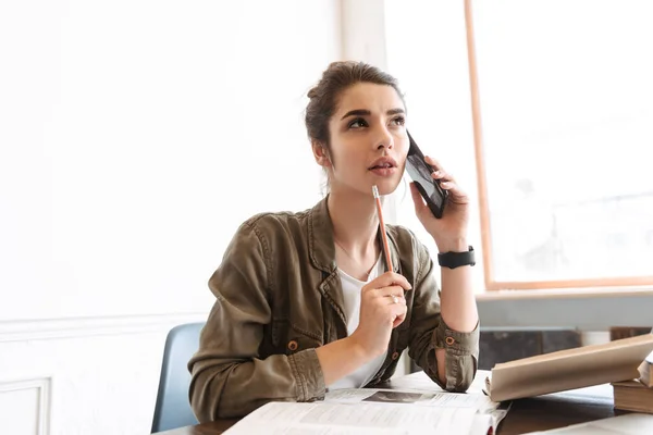 Image Beautiful Young Concentrated Woman Indoors Talking Mobile Phone Writing — Stock Photo, Image