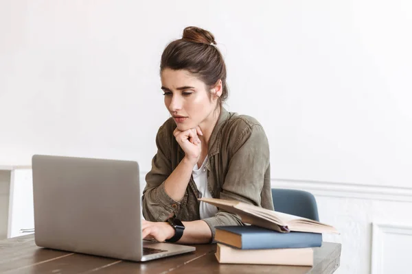 Szép Töprengő Fiatal Lány Diák Tanul Laptop Számítógép Kávézóban — Stock Fotó