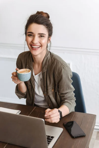 Mooie Jonge Vrouw Met Behulp Van Laptop Computer Tijdens Het — Stockfoto