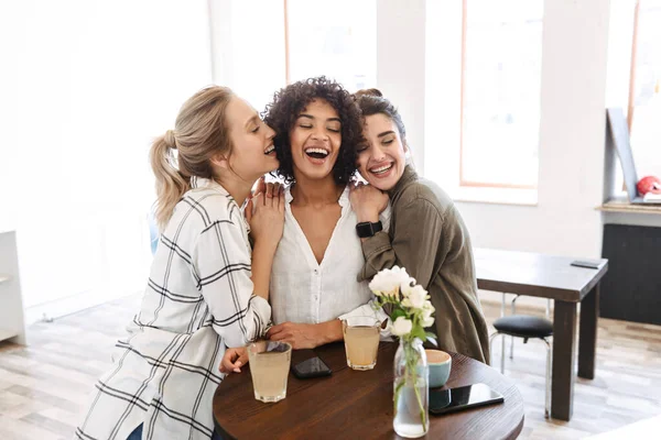 Glada Unga Kvinnor Vänner Som Tar Fikapaus Medan Kopplar Caféet — Stockfoto