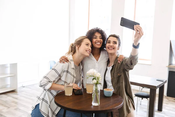 Felices Jóvenes Amigas Tomando Descanso Para Tomar Café Mientras Relajan — Foto de Stock