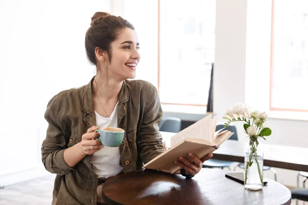 Piękna Młoda Kobieta Czyta Książkę Siedząc Kawiarni Pijąc Kawę — Zdjęcie stockowe