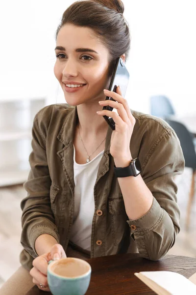 Sonriendo Bonita Mujer Joven Relajándose Café Interior Usando Teléfono Móvil — Foto de Stock