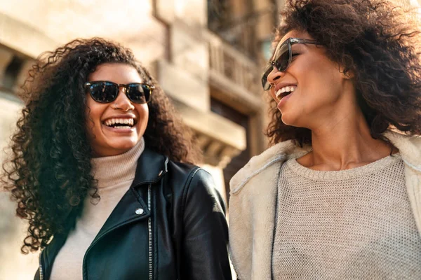 Duas Belas Sorridentes Jovens Mulheres Africanas Elegantes Caminhando Juntas Rua — Fotografia de Stock