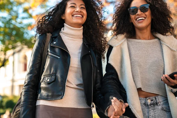 Duas Belas Jovens Elegantes Mulheres Africanas Caminhando Juntas Rua Usando — Fotografia de Stock