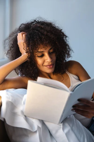 Imagen Una Hermosa Mujer Africana Concentrada Interior Casa Libro Lectura — Foto de Stock