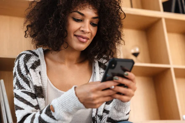 Imagen Una Joven Africana Optimista Positiva Interior Casa Con Teléfono — Foto de Stock