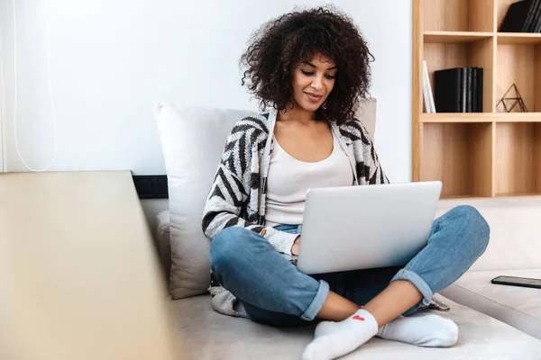 Image Beautiful Concentrated Young African Woman Indoors Home Using Laptop — Stock Photo, Image