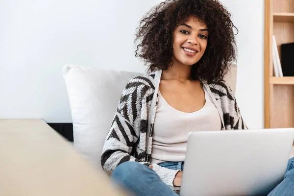 Immagine Allegra Giovane Donna Africana Felice Chiuso Casa Utilizzando Computer — Foto Stock