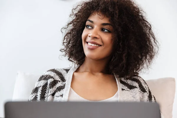 Imagen Hermosa Mujer Africana Joven Sonriente Positiva Interior Casa Usando — Foto de Stock