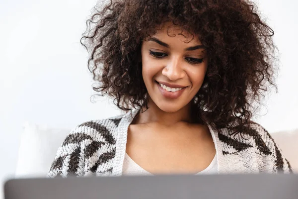 Immagine Allegra Giovane Donna Africana Felice Chiuso Casa Utilizzando Computer — Foto Stock