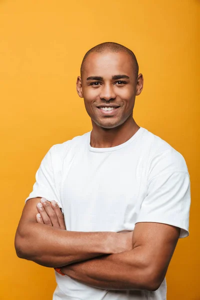Portret Van Een Aantrekkelijke Glimlachende Zelfverzekerde Casual Jonge Afrikaanse Man — Stockfoto