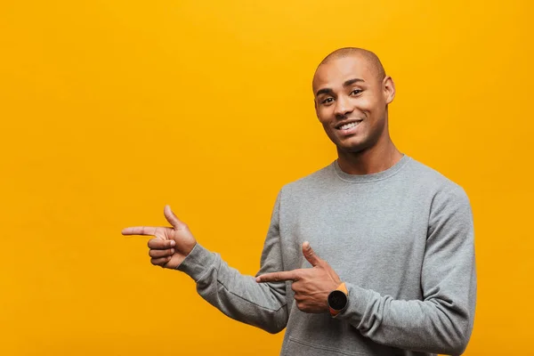 Portret Van Een Aantrekkelijke Glimlachende Zelfverzekerde Casual Jonge Afrikaanse Man — Stockfoto