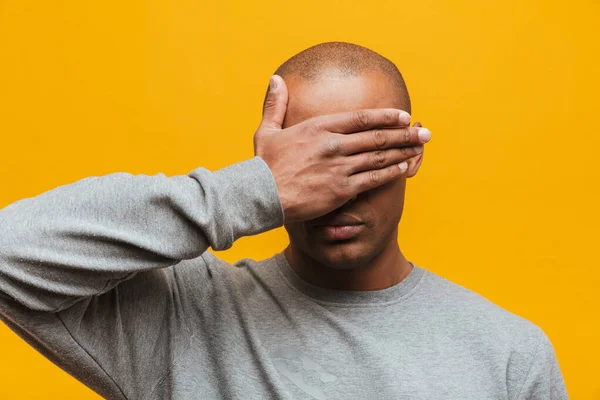 Retrato Atraente Confiante Casual Jovem Africano Sobre Fundo Amarelo Cobre — Fotografia de Stock