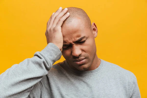 Retrato Atractivo Joven Africano Trastornado Pie Sobre Fondo Amarillo Sufriendo —  Fotos de Stock