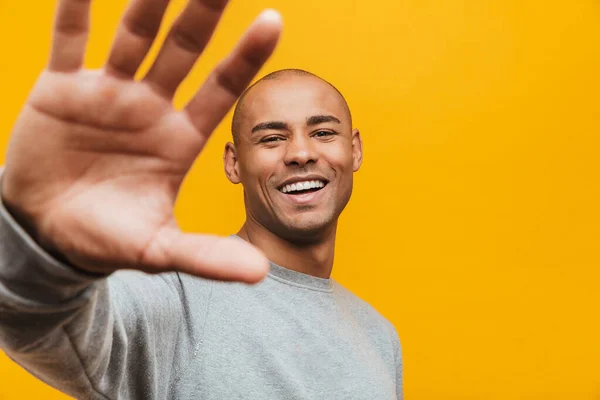 Portret Van Een Aantrekkelijke Glimlachende Zelfverzekerde Casual Jonge Afrikaanse Man — Stockfoto