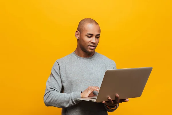 Retrato Atraente Confiante Casual Jovem Africano Sobre Fundo Amarelo — Fotografia de Stock