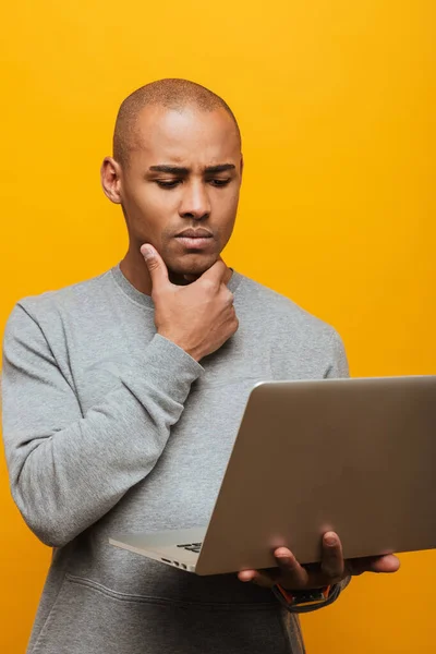 Retrato Atraente Pensativo Jovem Homem Africano Casual Sobre Fundo Amarelo — Fotografia de Stock