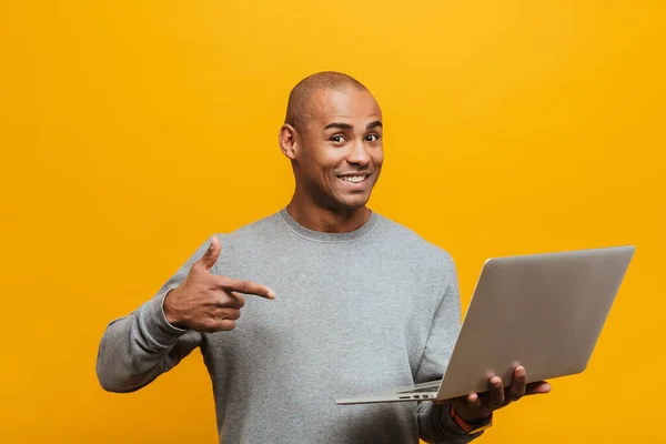 Retrato Atractivo Joven Africano Joven Confiado Sonriente Pie Sobre Fondo — Foto de Stock