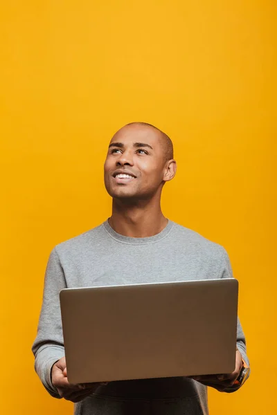 Retrato Atraente Sorridente Confiante Casual Jovem Africano Sobre Fundo Amarelo — Fotografia de Stock