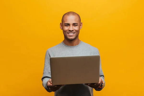 Retrato Atraente Sorridente Confiante Casual Jovem Africano Sobre Fundo Amarelo — Fotografia de Stock