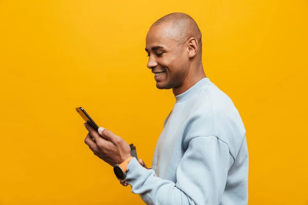 Portret Van Een Aantrekkelijke Glimlachende Vertrouwen Casual Jonge Afrikaanse Man — Stockfoto