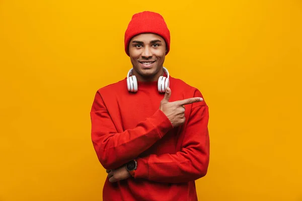 Retrato Atractivo Joven Africano Joven Confiado Sonriente Pie Sobre Fondo — Foto de Stock