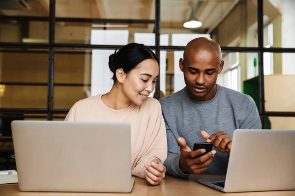 Imagen Compañeros Trabajo Multiétnicos Jóvenes Mujeres Hombres Sentados Mesa Trabajando — Foto de Stock