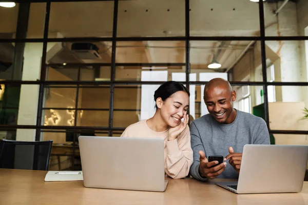 Imagen Compañeros Trabajo Multiétnicos Jóvenes Mujeres Hombres Sentados Mesa Trabajando — Foto de Stock